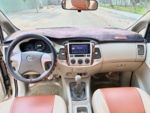 Toyota Innova 2.0 2014 - Bán xe Toyota 2014 xe màu vàng cát 2.0MT xe đẹp ít chạy có đăng ký kinh doanh.