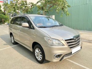 Toyota Innova 2.0 2014 - Bán xe Toyota 2014 xe màu vàng cát 2.0MT xe đẹp ít chạy có đăng ký kinh doanh.