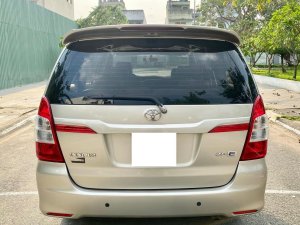 Toyota Innova 2.0 2014 - Bán xe Toyota 2014 xe màu vàng cát 2.0MT xe đẹp ít chạy có đăng ký kinh doanh.