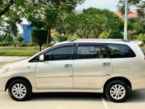 Toyota Innova 2.0 2014 - Bán xe Toyota 2014 xe màu vàng cát 2.0MT xe đẹp ít chạy có đăng ký kinh doanh.