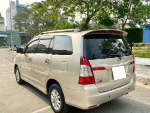 Toyota Innova 2.0 2014 - Bán xe Toyota 2014 xe màu vàng cát 2.0MT xe đẹp ít chạy có đăng ký kinh doanh.