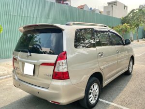Toyota Innova 2.0 2014 - Bán xe Toyota 2014 xe màu vàng cát 2.0MT xe đẹp ít chạy có đăng ký kinh doanh.