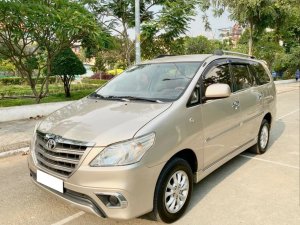 Toyota Innova 2.0 2014 - Bán xe Toyota 2014 xe màu vàng cát 2.0MT xe đẹp ít chạy có đăng ký kinh doanh.