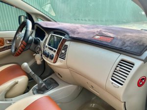 Toyota Innova 2.0 2014 - Bán xe Toyota 2014 xe màu vàng cát 2.0MT xe đẹp ít chạy có đăng ký kinh doanh.
