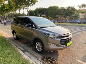 Toyota Innova 2.0G 2019 - Bán xe TOYOTA INNOVA 2019 số sàn, màu xám xe mua từ hàng ra