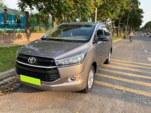 Toyota Innova 2.0G 2019 - Bán xe TOYOTA INNOVA 2019 số sàn, màu xám xe mua từ hàng ra