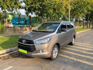 Toyota Innova 2.0G 2019 - Bán xe TOYOTA INNOVA 2019 số sàn, màu xám xe mua từ hàng ra