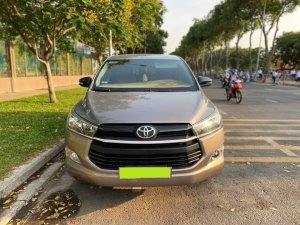 Toyota Innova 2.0G 2019 - Bán xe TOYOTA INNOVA 2019 số sàn, màu xám xe mua từ hàng ra