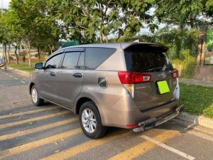 Toyota Innova 2.0G 2019 - Bán xe TOYOTA INNOVA 2019 số sàn, màu xám xe mua từ hàng ra