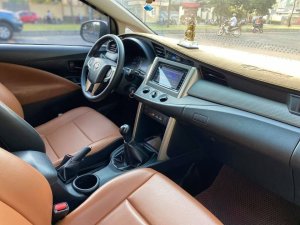 Toyota Innova 2.0G 2019 - Bán xe TOYOTA INNOVA 2019 số sàn, màu xám xe mua từ hàng ra