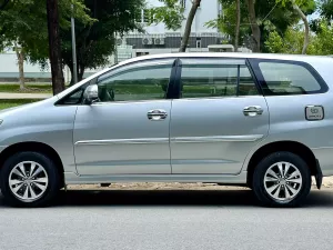 Toyota Innova 2.0E 2015 - Cần bán xe Toyota Innova 2.0E đời 2015, màu bạc