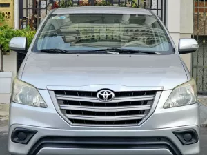 Toyota Innova 2.0E 2015 - Cần bán Toyota Innova 2.0E năm 2015, màu bạc, giá chỉ 355 triệu