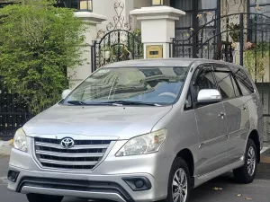 Toyota Innova 2.0E 2015 - Cần bán Toyota Innova 2.0E năm 2015, màu bạc, giá chỉ 355 triệu