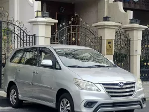 Toyota Innova 2.0E 2015 - Cần bán Toyota Innova 2.0E năm 2015, màu bạc, giá chỉ 355 triệu