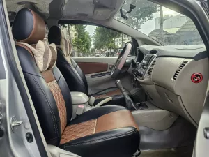 Toyota Innova 2.0E 2015 - Cần bán Toyota Innova 2.0E năm 2015, màu bạc, giá chỉ 355 triệu