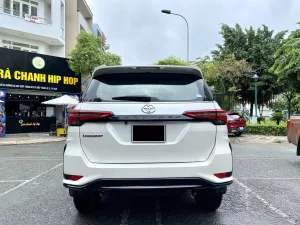 Toyota Fortuner legender 4x2 AT 2021 - Cần bán Toyota Fortuner legender 4x2 AT đời 2021, màu trắng, giá 985tr