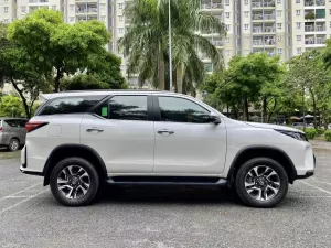 Toyota Fortuner legender 4x2 AT 2021 - Cần bán Toyota Fortuner legender 4x2 AT đời 2021, màu trắng, giá 985tr