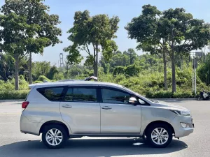 Toyota Innova 2.0G 2017 - Cần bán Toyota Innova 2.0G đời 2017, màu bạc, giá 495tr