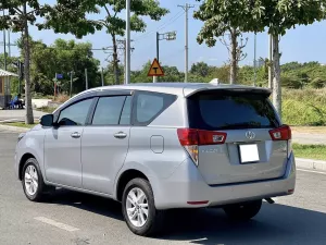 Toyota Innova 2.0G 2017 - Cần bán Toyota Innova 2.0G đời 2017, màu bạc, giá 495tr