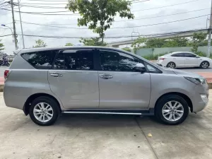 Toyota Innova 2.0G 2019 - Bán xe Toyota Innova 2.0G đời 2019, màu bạc, giá 599tr