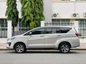 Toyota Innova 2.0G 2022 - Bán xe Toyota Innova 2.0G sản xuất 2022, màu bạc, 735 triệu