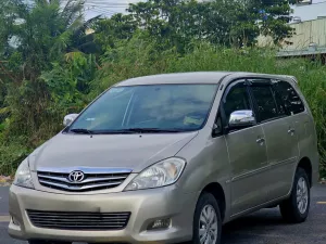 Toyota Innova V 2011 - Toyota Innova 2.0V 2011 số tự động đi chỉ 8 vạn sơn zin toàn xe.