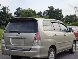 Toyota Innova V 2011 - Toyota Innova 2.0V 2011 số tự động đi chỉ 8 vạn sơn zin toàn xe.