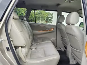 Toyota Innova V 2011 - Toyota Innova 2.0V 2011 số tự động đi chỉ 8 vạn sơn zin toàn xe.