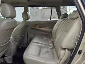 Toyota Innova V 2011 - Toyota Innova 2.0V 2011 số tự động đi chỉ 8 vạn sơn zin toàn xe.