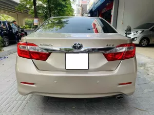 Toyota Camry 2.0E 2014 - Cần bán xe Toyota Camry 2.0E đời 2014, màu vàng