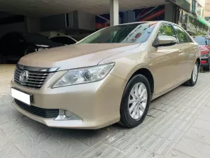 Toyota Camry 2.0E 2014 - Cần bán xe Toyota Camry 2.0E đời 2014, màu vàng