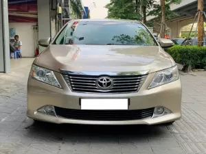 Toyota Camry 2.0E 2014 - Cần bán xe Toyota Camry 2.0E đời 2014, màu vàng