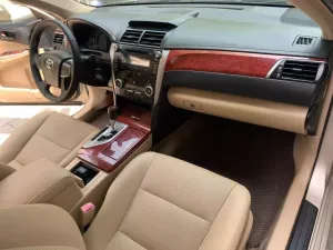 Toyota Camry 2.0E 2014 - Cần bán xe Toyota Camry 2.0E đời 2014, màu vàng