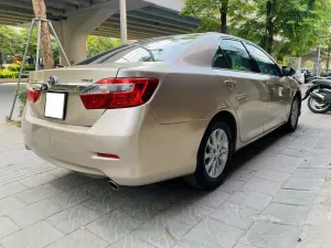 Toyota Camry 2.0E 2014 - Cần bán xe Toyota Camry 2.0E đời 2014, màu vàng