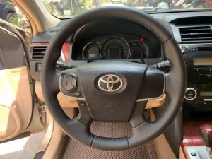 Toyota Camry 2.0E 2014 - Cần bán xe Toyota Camry 2.0E đời 2014, màu vàng