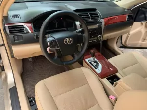 Toyota Camry 2.0E 2014 - Cần bán xe Toyota Camry 2.0E đời 2014, màu vàng