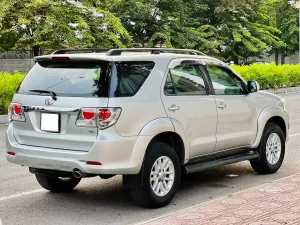 Toyota Fortuner 2.7V 4x2 AT 2014 - Bán ô tô Toyota Fortuner 2.7V 4x2 AT đời 2014, màu bạc, giá 450tr