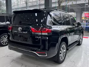 Toyota Land Cruiser LC300 2024 - Toyota Land Cruiser LC300 Sản xuất 2024 đăng ký 12/2024 tên cty xe lăn bánh 3000Km. 