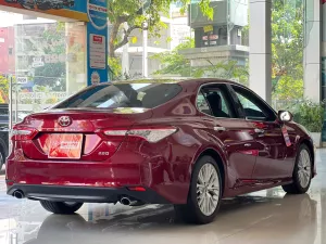 Toyota Camry 2020 - Bán xe Camry 2.5Q sản xuất 2020 màu đỏ chạy 55.000 km xe HCM 