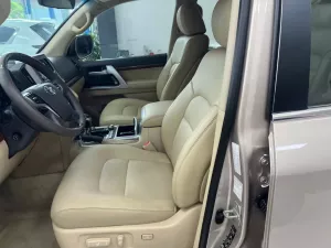 Toyota Land Cruiser LC200 2015 - Em đang có chiếc Toyota Land Cruser VX 4.6V8 sản xuất cuối 2015 model 2016. 