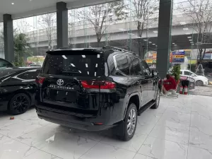 Toyota Land Cruiser LC300 2023 - Bán Toyota Land Cruiser LC300 sản xuất 2023 Màu Đen nội thất Đen