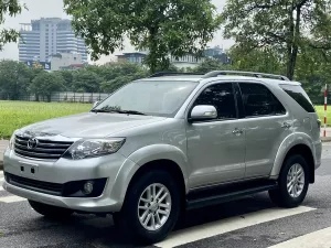 Toyota Fortuner 2.7V 4x2 AT 2015 - Bán ô tô Toyota Fortuner 2.7V 4x2 AT năm 2015, màu bạc giá cạnh tranh