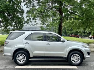 Toyota Fortuner 2.7V 4x2 AT 2015 - Bán ô tô Toyota Fortuner 2.7V 4x2 AT năm 2015, màu bạc giá cạnh tranh