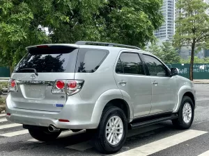 Toyota Fortuner 2.7V 4x2 AT 2015 - Bán ô tô Toyota Fortuner 2.7V 4x2 AT năm 2015, màu bạc giá cạnh tranh