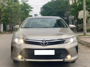 Toyota Camry 2.0E 2017 - Cần bán Toyota Camry 2.0E đời 2017, màu vàng giá cạnh tranh