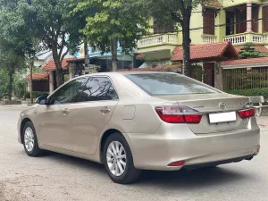 Toyota Camry 2.0E 2017 - Cần bán Toyota Camry 2.0E đời 2017, màu vàng giá cạnh tranh