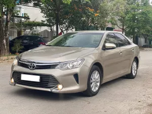 Toyota Camry 2.0E 2017 - Cần bán Toyota Camry 2.0E đời 2017, màu vàng giá cạnh tranh