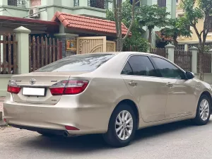 Toyota Camry 2.0E 2017 - Cần bán Toyota Camry 2.0E đời 2017, màu vàng giá cạnh tranh