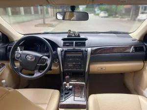 Toyota Camry 2.0E 2017 - Cần bán Toyota Camry 2.0E đời 2017, màu vàng giá cạnh tranh