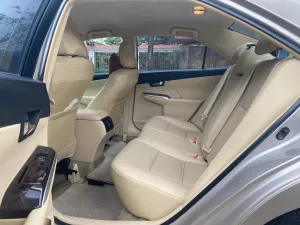Toyota Camry 2.0E 2017 - Cần bán Toyota Camry 2.0E đời 2017, màu vàng giá cạnh tranh